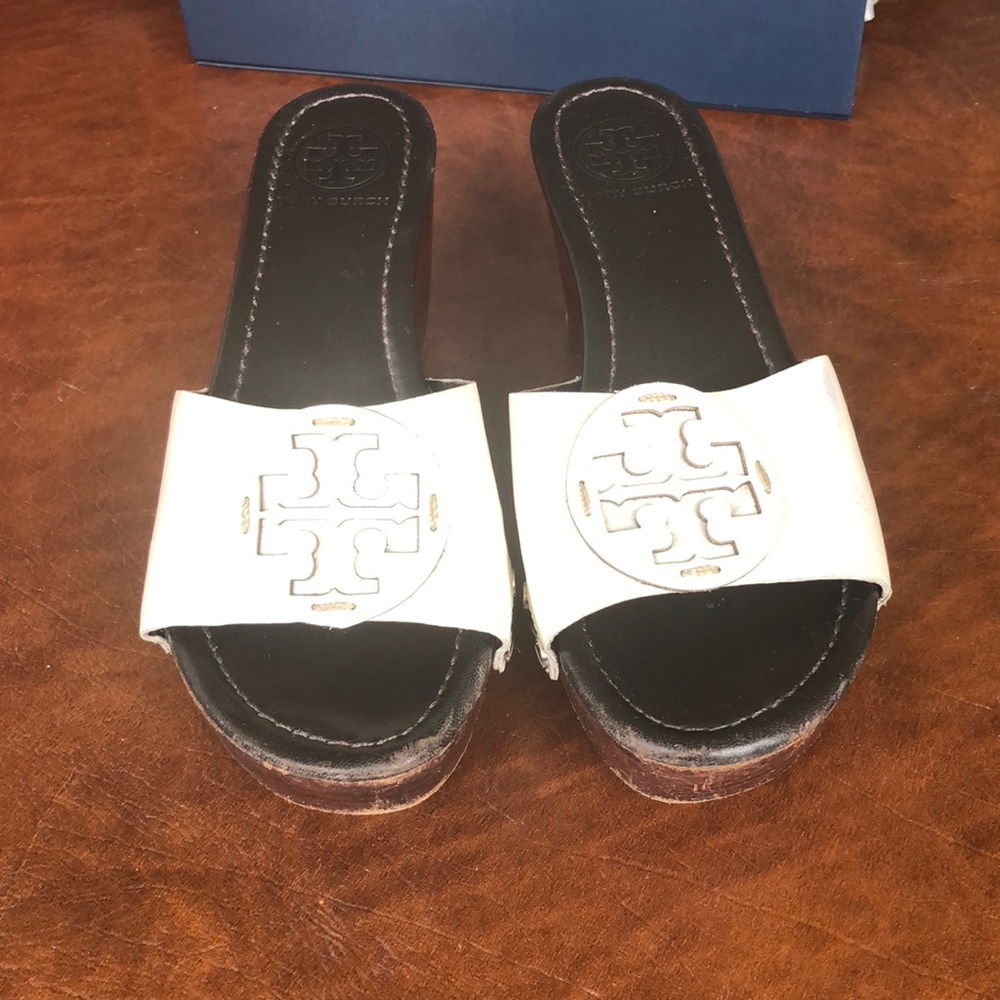 Tory Burch Leather Wedges in white - Picture 2 of 4